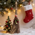 Detailaufnahme der Weihnachtsbesen-Deko mit Rentierpuppe und Samtschleife auf Kunstschnee - Bären-Anhänger Stil