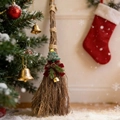 Weihnachtliche Deko-Besen aus Naturholz mit Mini-Baum und roter Samtschleife auf Schnee - Weihnachtsbaum-Anhänger-Stil