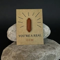 Detailopname van een rode jaspis kristal op een YOU'RE A REAL GEM cadeaukaart - Rode Jaspis