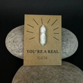 Macro-opname van de zeshoekige natuursteen op de 'YOU'RE A REAL GEM' geschenkkaart - Witte Turkoois