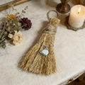 Détail macro du mini balai en paille fait main avec gemme bleue et boucle en chanvre - Balai Avec Amazonite