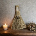Détail d'un balai en paille fait main avec cristal et bougie de style rustique - Balai avec pierre œil de tigre