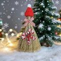 Detail van een kerstbezem met rode gebreide muts en zuurstok op een sneeuwachtergrond - Rode Muts Strik