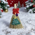 Scopa di Natale festiva con fiocco rosso e decorazione ad albero su sfondo nevoso - Stile Albero di Natale / 20*10cm