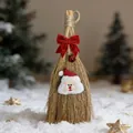Scopa natalizia artigianale in paglia con fiocco di velluto rosso e toppa di Babbo Natale - Stile Babbo Natale / 30*13cm