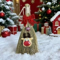 Dettaglio di una scopa natalizia in paglia con renna in peluche e fiocco rosso - Stile Orso / 25*10cm