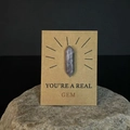 Zeshoekig paars kristal op geschenkkaart met YOU'RE A REAL GEM inspirerende quote - Indiase Agaat