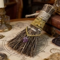 Collana a stella dorata con gemma a cuore viola drappeggiata su una mini scopa di legno - Catena d'Oro + Stella Ametista
