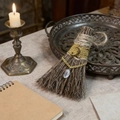 Scopa di strega fatta a mano con rami naturali, ciondolo luna e cristallo decorativo - Catena d'Oro + Stella Luna Quarzo Ialino