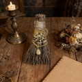 Dettaglio di una mini scopa da strega con ciondolo a sole dorato e goccia di cristallo - Catena d'Oro + Sole Citrino