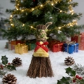 Dettaglio della scopa di Natale decorativa con fiocco rosso e campanello sulla neve - Foglia Verde e Fiocco a Triangolo Giallo