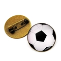 Vista fronte e retro di una spilla da calcio vintage in bronzo con vetro cabochon - Motivo Calcio (XSWX6369-4) / Bronzo Antico