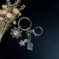 Dettaglio portachiavi con ciondolo sole, perla a stella e cristallo di pietra naturale - Sunflower Labradorite And Star