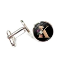 Silberne Herren Manschettenknöpfe mit schwarzem runden K-Motiv und Roségold-Blumenmuster - Buchstabe K (XSWX6409-K)