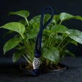 Détail du porte-clés en paracorde bleu foncé avec perle viking argentée et motifs gravés - Bleu marine
