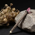Dettaglio di penna in legno naturale con cristallo rosa e anello in metallo retrò - Rosa