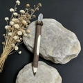 Dettaglio della punta in cristallo naturale su penna a sfera in legno in stile vintage - Bianco