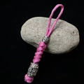 Detail von handgewebtem rosa Paracord-Schlüsselanhänger mit antiker Silber-Spartaner-Perle - Rosa