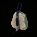 Detailaufnahme des handgefertigten Paracord-Schlüsselanhängers mit Totenkopf und Perle - Marineblau