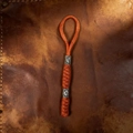Detail van een handgevlochten oranje paracord sleutelhanger met viking kralen - Oranje