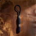 Detail van paracord sleutelhanger met zilveren Viking runenkralen op bruin leer - Marineblauw