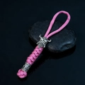Porte-clés en paracorde rose avec perles de crâne et casque de spartiate sur pierre noire - Rose