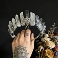 Handgefertigtes Gothic Kristall Stirnband mit silbernem Totenkopf und Rohquarzen - Schwarzer Rutilquarz