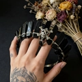 Gothic Kristall-Kronen-Stirnband mit silbernem Totenkopf und schwarzen Natursteinen für Damen - Obsidian