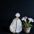 Detailweergave van handgemaakt kristallen paddenstoelornament met gouddraad en ruwe basis - Rozenkwarts