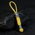 Vue détaillée du porte-clés en paracorde jaune avec crâne viking et perles de totem - Jaune
