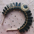 Detalle de cristales negros y luna dorada en una diadema de estilo boho oscuro - Obsidiana Alambre Dorado Luna Calada Dorada Diadema Dorada