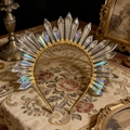 Dettaglio corona dea del sole con punte di cristallo iridescenti su cerchietto d'oro - Corona di Perle Appuntite Dea del Sole Bianco Iridescente