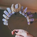Détails d'un serre-tête couronne lune en cristal violet fait main avec fil doré enroulé - Violet Clair Fil Doré Lune Ajourée Dorée Serre-tête Doré