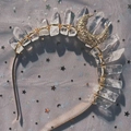 Détail du bandeau en cristal bohème avec fil doré et breloque en forme de croissant - Cristal Blanc Fil Doré Lune Ajourée Dorée Serre-tête Doré