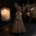 Dettaglio della scopa da stregone con cristallo viola e ciondolo drago in bronzo antico - 19 cm x 8 cm / Stile Ciondolo Drago Occidentale (Stile 3)