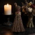 Scopa da strega gotica decorativa con ciondolo a teschio e perla rossa su rami di legno - 19 cm x 8 cm / Stile Ciondolo Teschio (Stile 1)