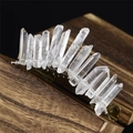 Vue détaillée de la couronne de cristal blanc faite main avec fil doré sur bois - Blanc Transparent Fil d'Argent Peigne d'Argent