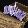 Vue détaillée des cristaux de quartz aura violets tressés à la main sur un peigne mariée - Violet Fil d'Argent Peigne d'Argent