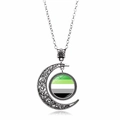 Collana con luna crescente argento, motivo bandiera aromantica e texture a spirale cava - Stile Pride Aromantico