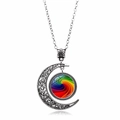 Ciondolo a mezzaluna in argento antico con cabochon in vetro a spirale arcobaleno su catena - Stile Spirale Arcobaleno