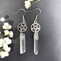 Détail de boucles d'oreilles pentagramme avec pointes de cristal de quartz naturel sur fond gris - Blanc