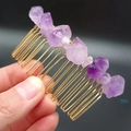 Handgefertigter Amethyst-Haarkamm mit natürlichen lila Steinen auf Gold-Metallkamm - Natürlicher Amethyst Chips (Golddraht)
