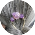 Dettaglio di forcina fatta a mano con ametista naturale e perline viola in filo d'oro - Ametista e Filo Dorato (Forcina Dorata)