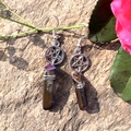 Détail de boucles d'oreilles étoile bohème avec pierres de cristal naturel sur une tige - Violet