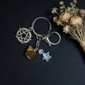 Portachiavi vintage con pietra occhio di tigre, disco pentagramma e ciondolo stella colorata - Pentagramma E Occhio di Tigre