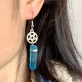 Boucles d'oreilles pentagramme argenté avec prisme en cristal bleu sur modèle - Bleu