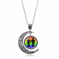 Collana con gemma arcobaleno, pendente a luna argentata e silhouette maschile - Stile Uomini che si tengono per mano