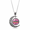 Collana con pendente a luna argentata e scritta arcobaleno Equality su sfondo bianco - Stile Lettera Uguaglianza Arcobaleno