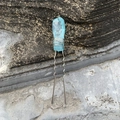 Détail de l'épingle à cheveux en cristal brut bleu avec fil d'argent sur fourche en métal - Bleu Clair Fil Argent Pic à Cheveux Argent