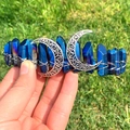 Détails d'une couronne en cristal bleu galvanisé avec ornements de lune argentée - Bleu foncé